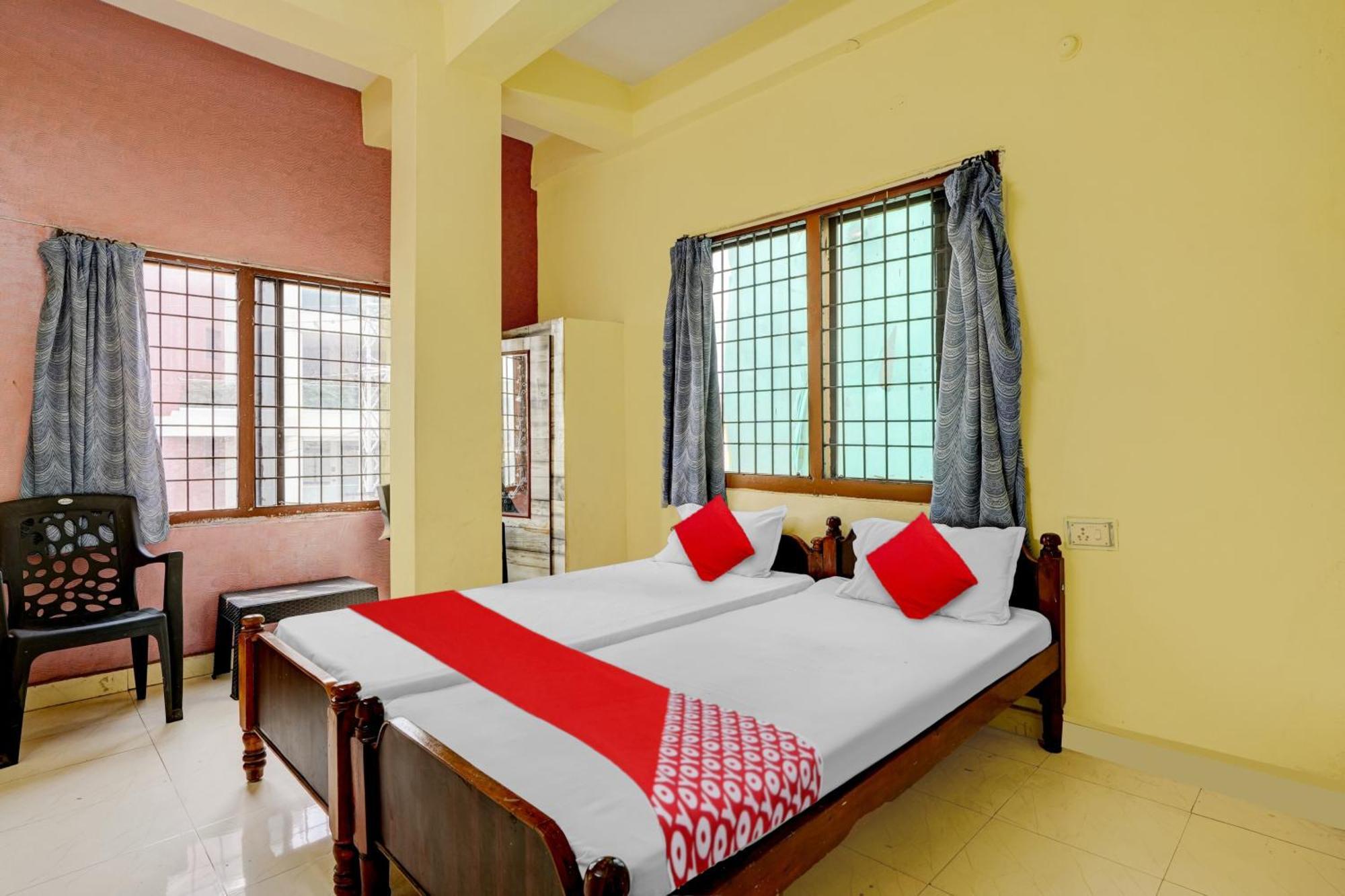 Oyo Royal Visakha Beach Guest House Visakhapatnam Exteriör bild