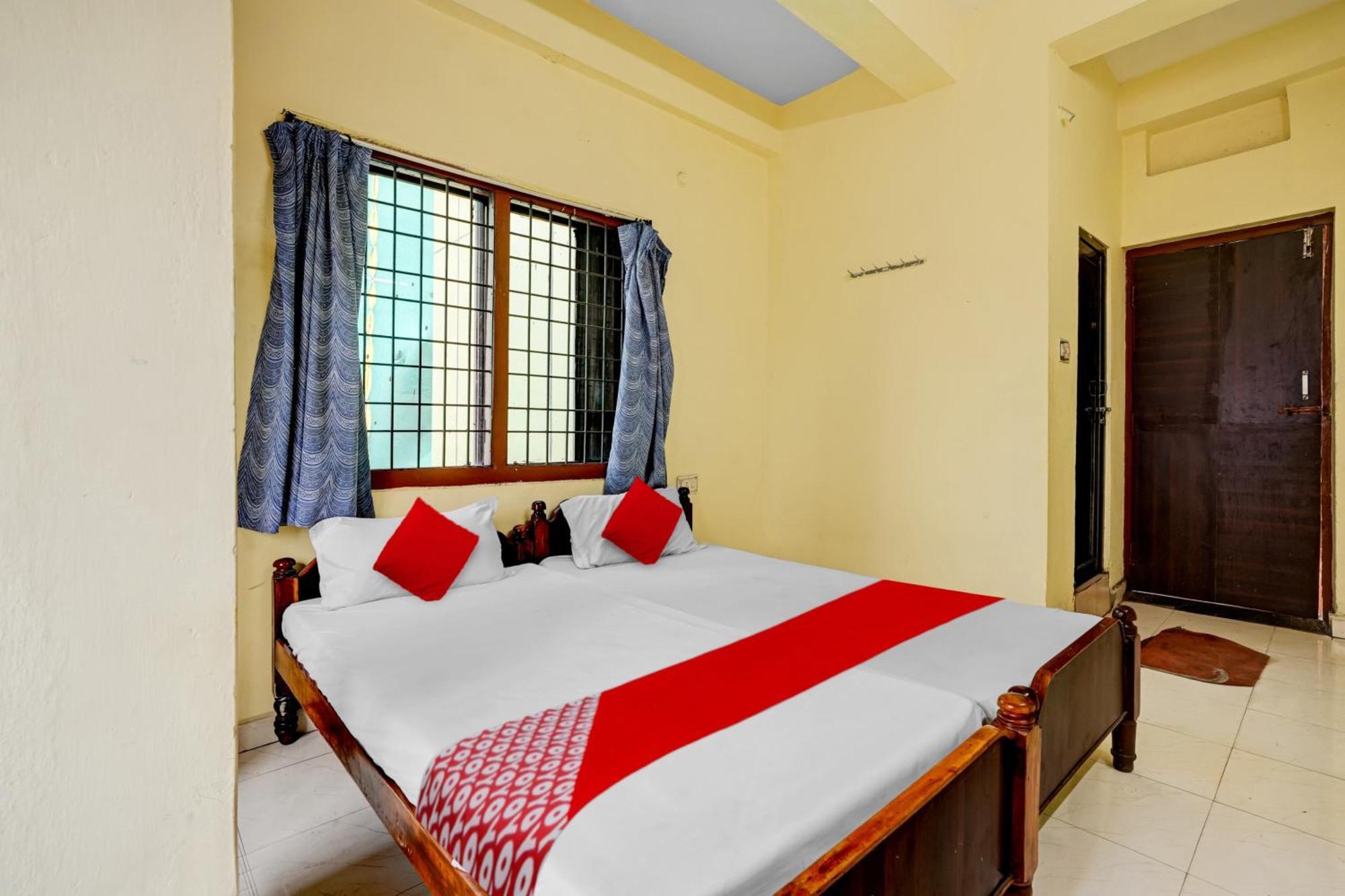 Oyo Royal Visakha Beach Guest House Visakhapatnam Exteriör bild