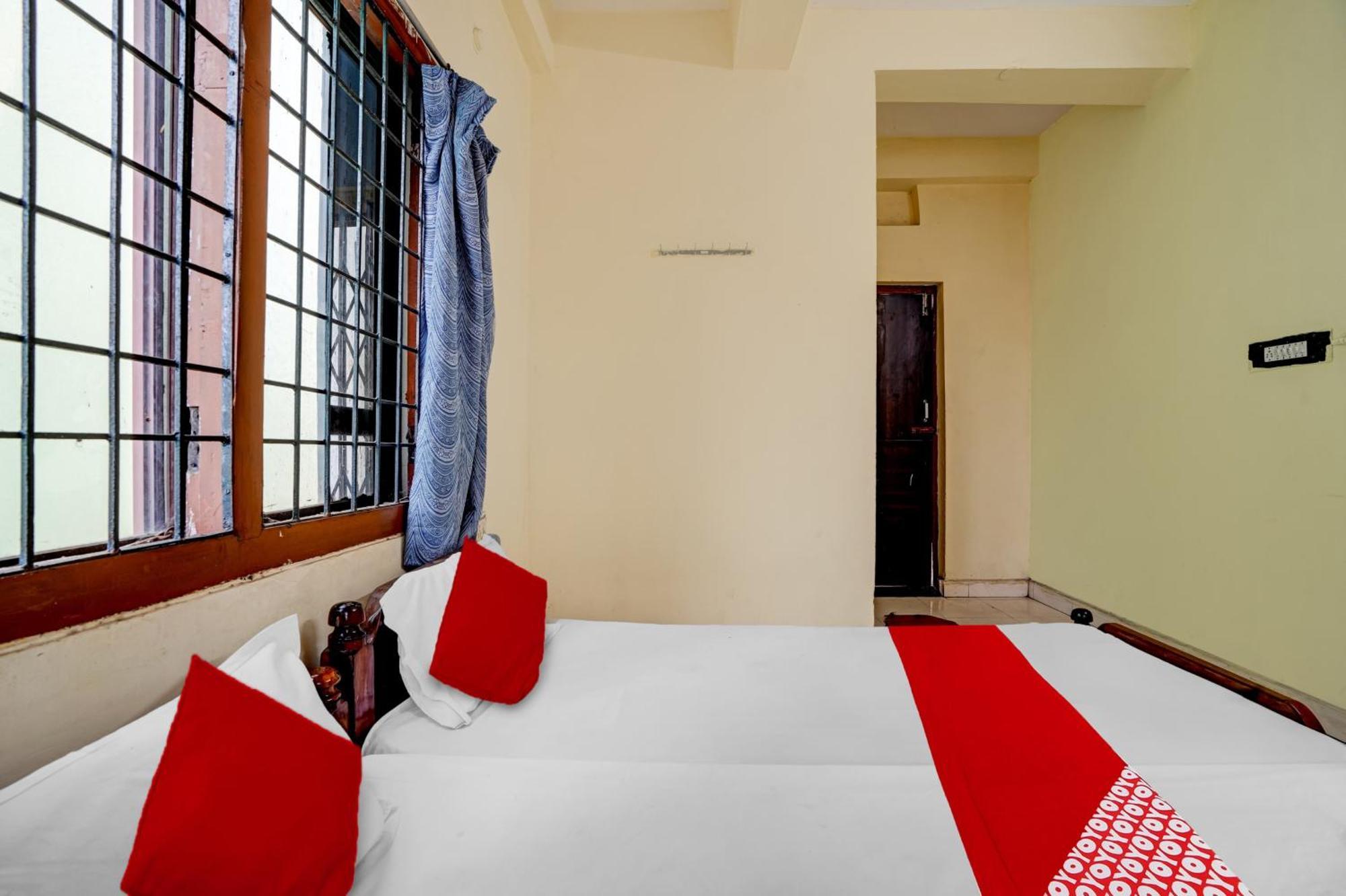Oyo Royal Visakha Beach Guest House Visakhapatnam Exteriör bild